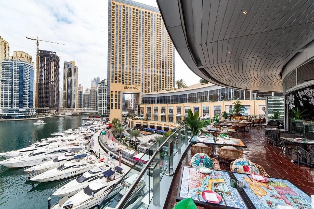Enjoy a relaxing dining experience overlooking Dubai Marina, surrounded by restaurants, cafés and luxury yachts.
